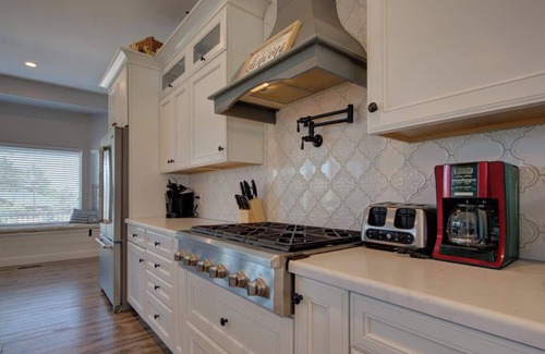 Palmer Lake Casa | NEW Raspberry Mountain Family Farmhouse Upper Unit