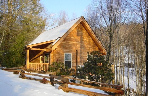Spruce Pine Cabina | Nueva casa de troncos de cedro rojo justo al lado de la Blue Ridge Parkway en Little Switzerland, Carolina del Norte