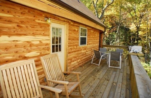 Spruce Pine Cabina | Nueva casa de troncos de cedro rojo justo al lado de la Blue Ridge Parkway en Little Switzerland, Carolina del Norte