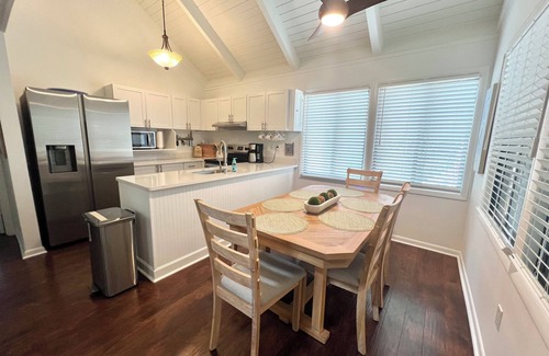 Seabrook Island Cabaña | New. Refined beach sanctuary under ancient oaks. Super clean.