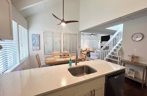 Seabrook Island Cabaña | New. Refined beach sanctuary under ancient oaks. Super clean.