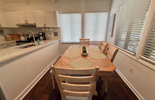 Seabrook Island Cabaña | New. Refined beach sanctuary under ancient oaks. Super clean.
