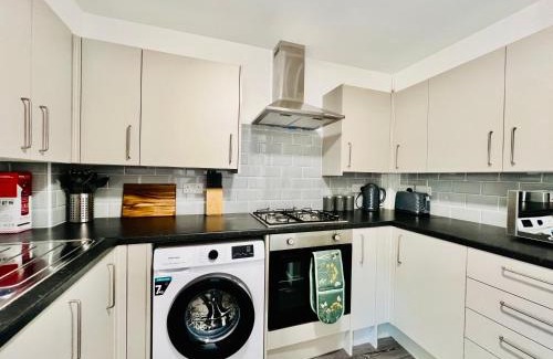 Basildon Casa | New! Refurbished 4 Bedroom House in the Heart of Basildon I Weekly or Monthly Stay Offer I Free Parking I Sleeps 7