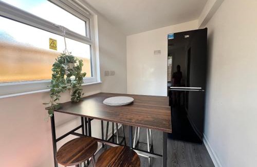 Basildon Casa | New! Refurbished 4 Bedroom House in the Heart of Basildon I Weekly or Monthly Stay Offer I Free Parking I Sleeps 7