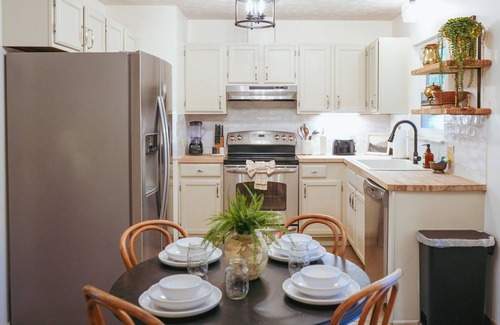 Sevierville Cabaña | NEW Relaxing One Level Cottage Near Dollywood with Fire Pit and Coffee Bar