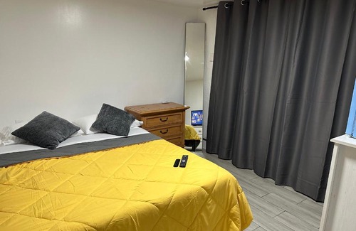 Tamiami Casa | New Relaxing Room with Queen Bed, 50 Inch Smart TV, Netflix, AirPlay, Mini-Fridge, and 500 Mbps WiFi near FIU, Dolphin Mall, Airport