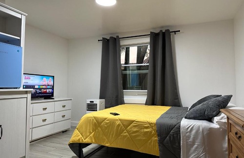 Tamiami Casa | New Relaxing Room with Queen Bed, 50 Inch Smart TV, Netflix, AirPlay, Mini-Fridge, and 500 Mbps WiFi near FIU, Dolphin Mall, Airport