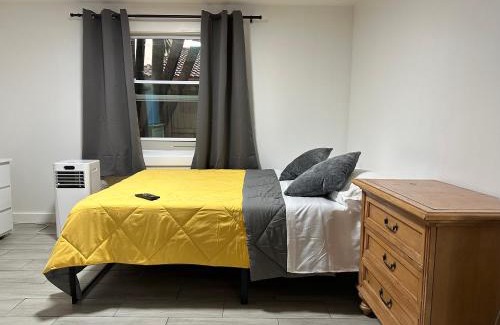 Tamiami Casa | New Relaxing Room with Queen Bed, 50 Inch Smart TV, Netflix, AirPlay, Mini-Fridge, and 500 Mbps WiFi near FIU, Dolphin Mall, Airport