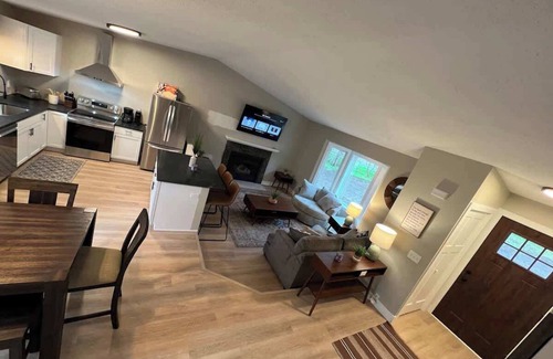 Savage Casa | New Renovated-4BR-King Beds in Savage/Home Theatre