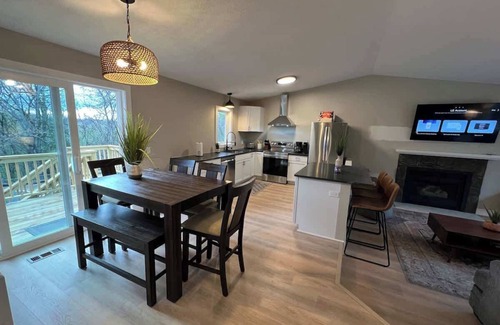 Savage Casa | New Renovated-4BR-King Beds in Savage/Home Theatre