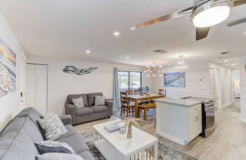 South Bradenton Condominio | New! Renovated Coastal 2/2, 6 mins to IMG