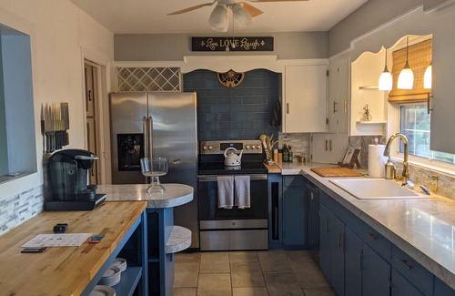 Lorain Casa | NEW Renovated, Cozy Home-massive driveway, grill+patio, awesome kitchen+TV areas