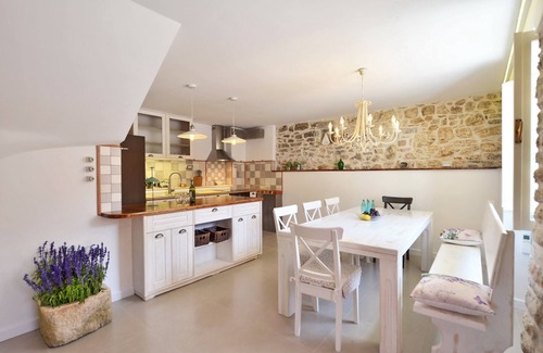 Gornje Selo Villa | NUEVA casa de piedra renovada, auténtico espíritu de Dalmacia + piscina, 2 COCHES incl.