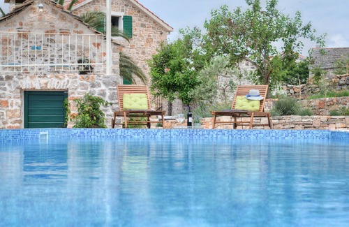Gornje Selo Villa | NUEVA casa de piedra renovada, auténtico espíritu de Dalmacia + piscina, 2 COCHES incl.