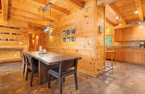 Mineral Casa | NEW RENTAL! Tranquil lake-front log home on Lake Anna w/ hot tub, fire pit