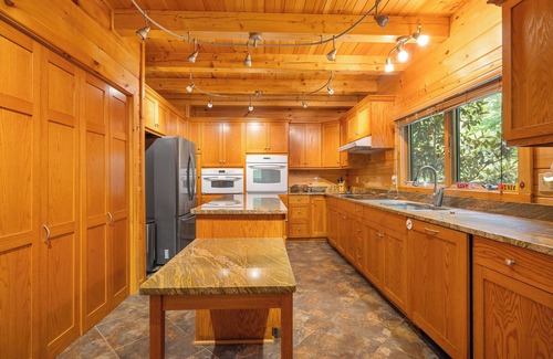 Mineral Casa | NEW RENTAL! Tranquil lake-front log home on Lake Anna w/ hot tub, fire pit