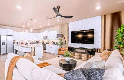 Four Corners Casa | New Resort Private Pool & Spa Outdoor Theater Game Room Minutes to Disney World