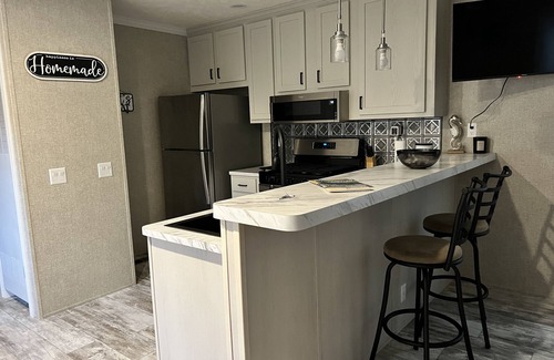 Harbor Springs Complejo | New Resort with King Bed, nestled between Harbor Springs and Petoskey.