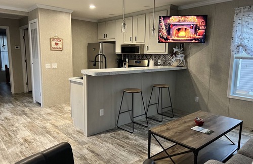 Harbor Springs Complejo | New Resort with King Bed, nestled between Harbor Springs and Petoskey.