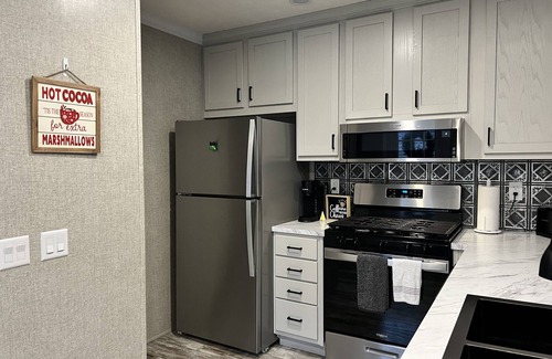Harbor Springs Complejo | New Resort with King Bed, nestled between Harbor Springs and Petoskey.