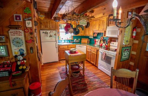 Fleetwood Casa | New River Access, Sleeps 9, Fire Pit, Dogs Welcome