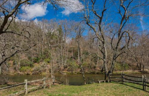 Fleetwood Casa | New River Access, Sleeps 9, Fire Pit, Dogs Welcome