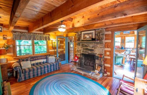 Fleetwood Casa | New River Access, Sleeps 9, Fire Pit, Dogs Welcome