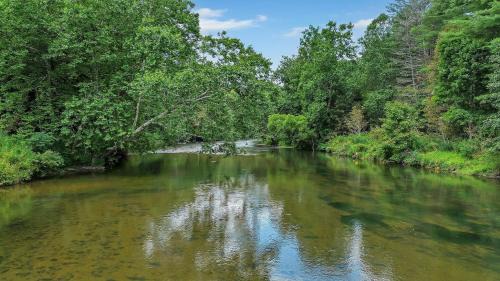 Crumpler Casa | New River Farmhouse on the New River & Stocked Fishing Creek