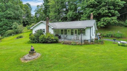 Crumpler Casa | New River Farmhouse on the New River & Stocked Fishing Creek