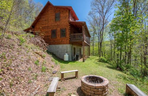 Todd Casa | New River Front Log Cabin- 30 Mins to Skiing, Fire Pit, Dogs OK