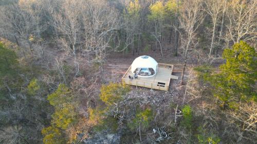 Cotter Otro | NEW RIVER VIEW Cliff Dome Glamping @ White River, minutes to fishing, hikes!