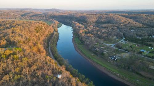 Cotter Otro | NEW RIVER VIEW Cliff Dome Glamping @ White River, minutes to fishing, hikes!