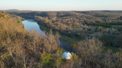 Cotter Otro | NEW RIVER VIEW Cliff Dome Glamping @ White River, minutes to fishing, hikes!