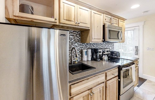 Edgecomb Condominio | New Riverfront Condo in Sheepscot Harbour - Walk to Famed Seafood Eatery