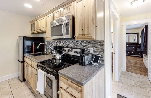 Edgecomb Condominio | New Riverfront Condo in Sheepscot Harbour - Walk to Famed Seafood Eatery