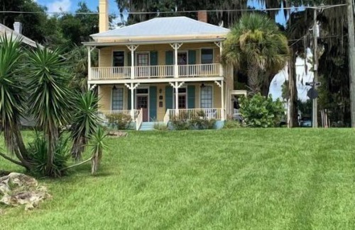 Palatka Casa | NEW! Riverfront Home with DOCK- South Historic District- Bring Your Boat!