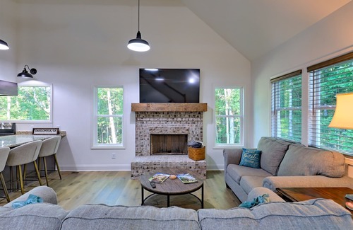 Dahlonega Cabina | New! Riverfront with Arcades & Firepit