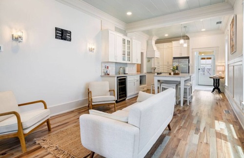 New Albany Casa | New! Riverside Cottage | Hot Tub | Hammock