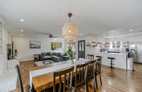 Lake Redding Estates Casa | *NEW* 🌄Riverside Retreat🌅 with Pool & Hot Tub