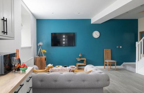 Penygroes Casa | NEW Romantic, dog friendly hideaway, Snowdon views