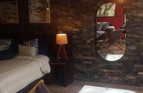 Zapopan Apartamento | NEW! Romantic Forest Loft with Hot Tub, Deck & BBQ
