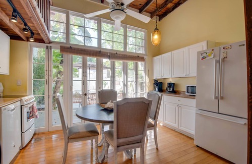 Historic Seaport Apartamento | New Rose Petal Petite Suite - Pool Parking