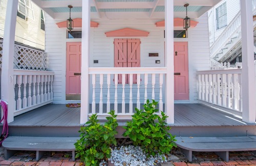 Historic Seaport Apartamento | New Rose Petal Petite Suite - Pool Parking
