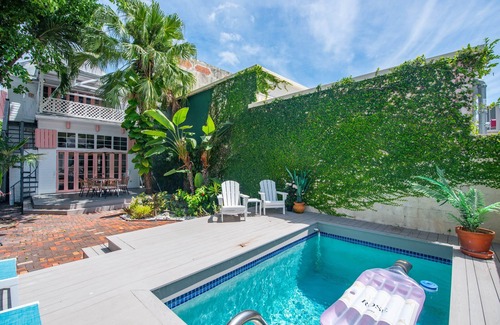 Historic Seaport Apartamento | New Rose Petal Petite Suite - Pool Parking