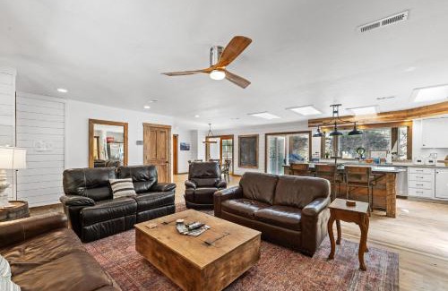 McCall Casa | New! Rustic Retreat - Near downtown, parks & hospital - Hot tub - 5 bd