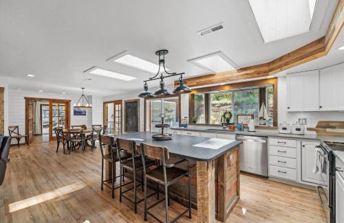 McCall Casa | New! Rustic Retreat - Near downtown, parks & hospital - Hot tub - 5 bd