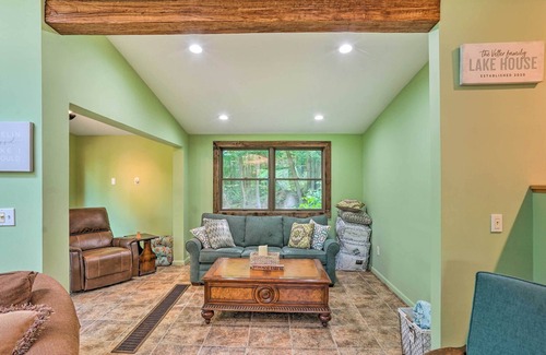 Stamford Casa | NEW! Rustic Stamford Lakehouse w/ Wraparound Deck!