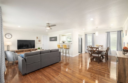 Fresno Casa | New, Safe, Perfect 3B/2Bth for Bus & Fun