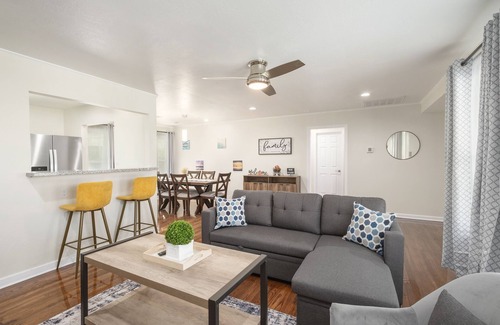 Fresno Casa | New, Safe, Perfect 3B/2Bth for Bus & Fun