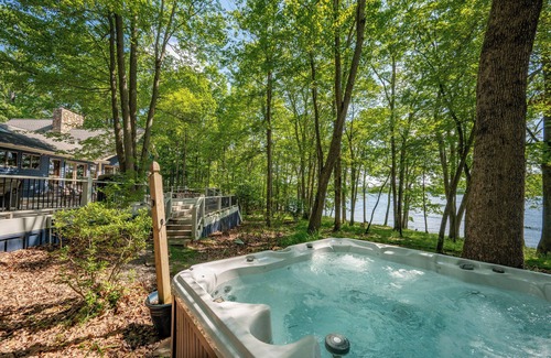 Blakeslee Casa | New! Sailor's Point: Lakefront, Hot Tub, Dock, Dogs OK!